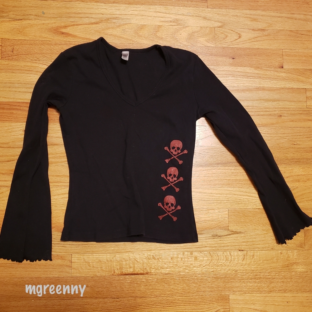 TOM Apparel black top with red skulls